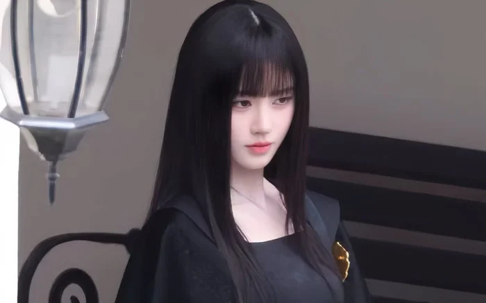 Ju Jingyi as Su Luxia in a black corset costume on the set of Wan Hua Sin.