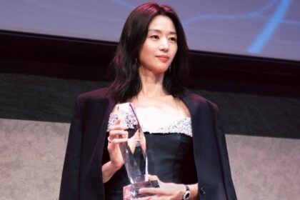 Actress Jun Ji-hyun holding her Extraordinary Star Asia Award at the 25th New York Asian Film Festival gala