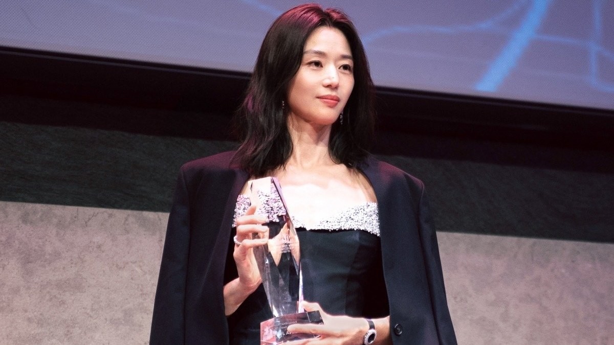 Actress Jun Ji-hyun holding her Extraordinary Star Asia Award at the 25th New York Asian Film Festival gala