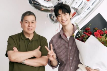 Kim Soo Hyun smiling and holding a flower bouquet with Bench CEO Ben Chan at an advertisement shoot