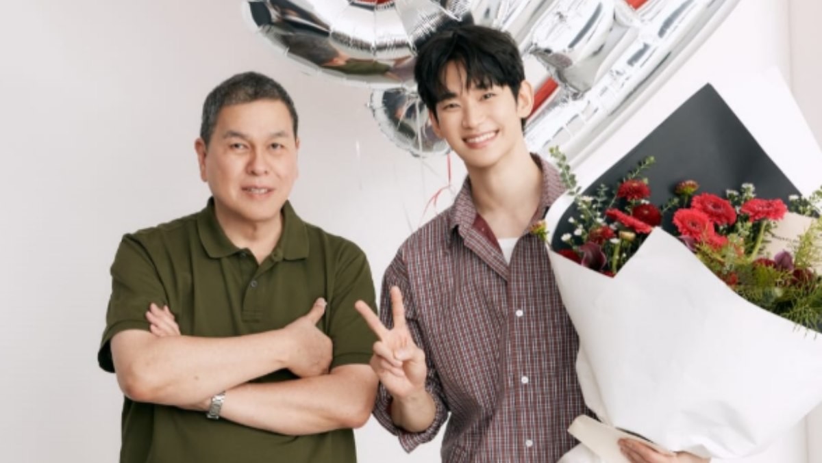 Kim Soo Hyun smiling and holding a flower bouquet with Bench CEO Ben Chan at an advertisement shoot