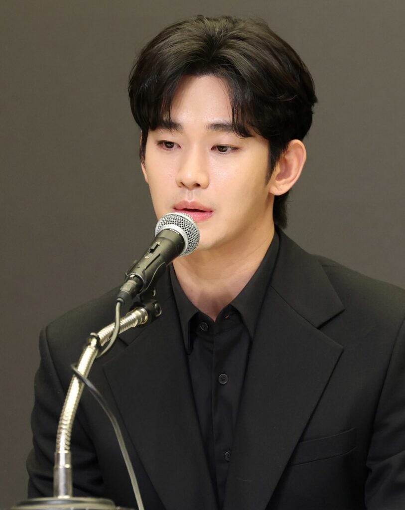 Kim Soo Hyun held an emergency press conference in March last year