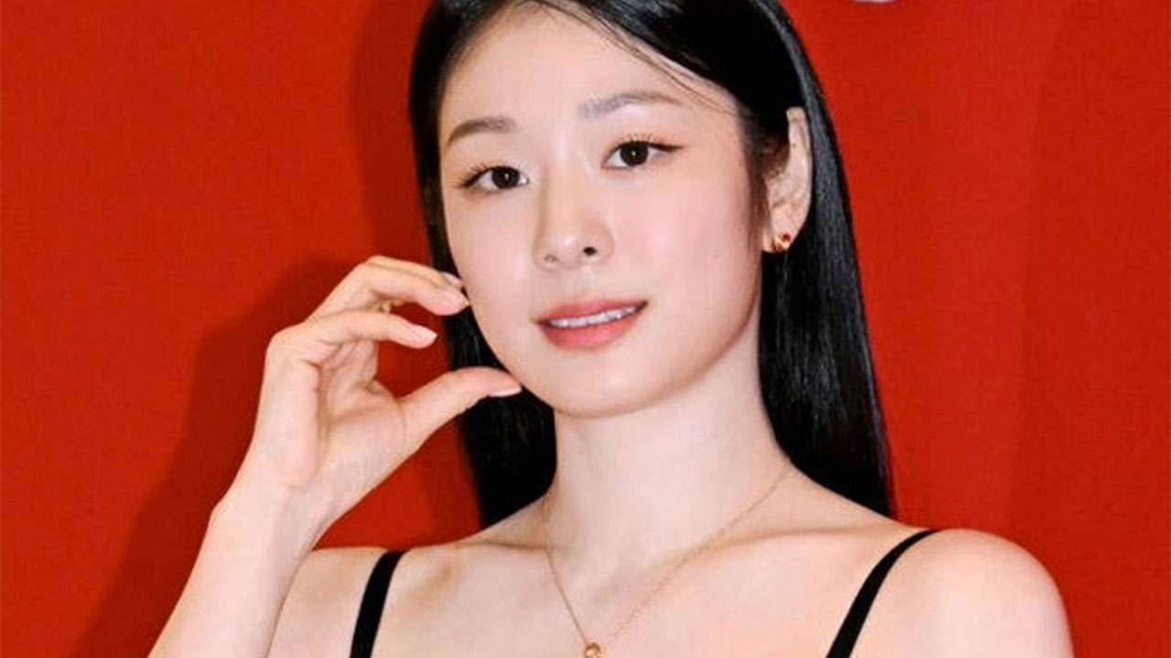 Kim Yuna posing in a black lace dress at a Lotte Avenuel beauty event in Seoul