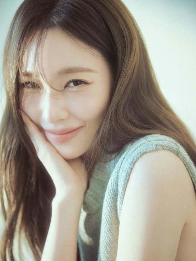 mb92zhm2yy8auuhoou hzcguxtzzj3l2aukpxsew y tiffany young bold sideprofile look