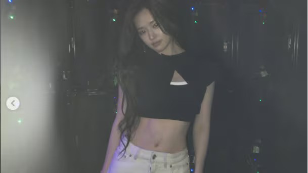 IVEs An Yujin Flaunts Shocking Skinny Yet Toned Abs in Australia
