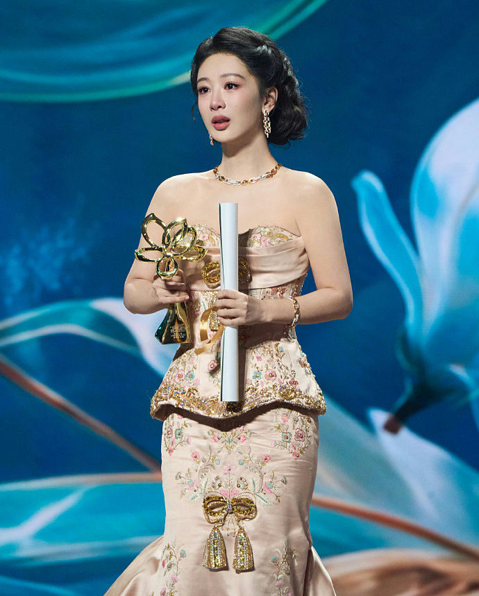 Yang Zi Breaks Down in Tears After Winning Best Actress for Born to Be Alive yang zi born to be alive magnolia awards 1