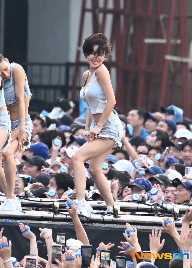 Hwasa Performs Through Knee Injury at PSY’s “Summer Swag 2026,” Says She “Had to Hold Back Tears” hwasa knee injury summer swag 2026
