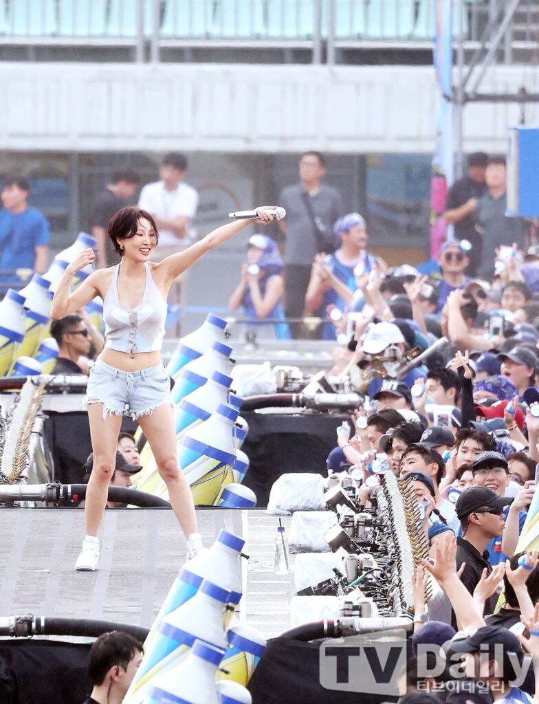 Hwasa Performs Through Knee Injury at PSY’s “Summer Swag 2026,” Says She “Had to Hold Back Tears” HL0FeFzaAAAkpjk