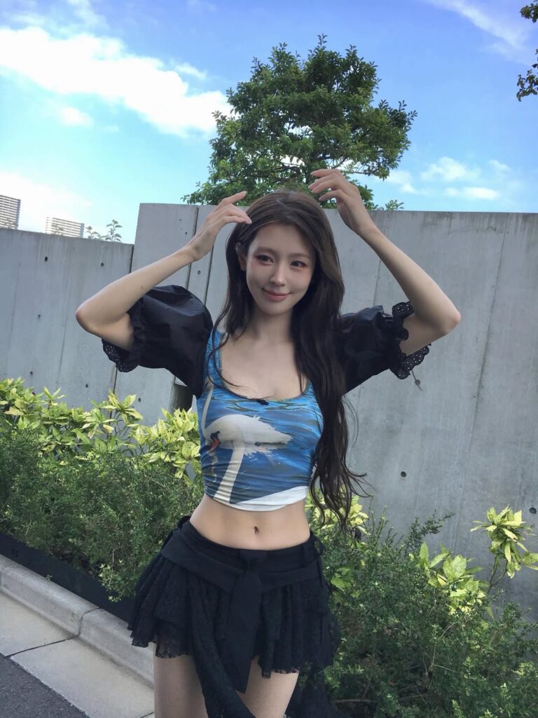 i-dle’s Miyeon Flaunts Her Unbelievably Slim "Ant Waist" and Fairy-Like Visuals 007 260625 Miyeon Instagram Update 7
