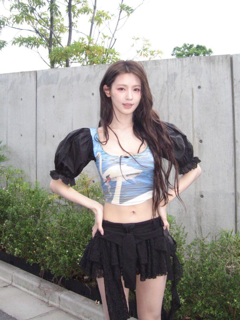 i-dle’s Miyeon Flaunts Her Unbelievably Slim "Ant Waist" and Fairy-Like Visuals 001 260625 Miyeon Instagram Update 1