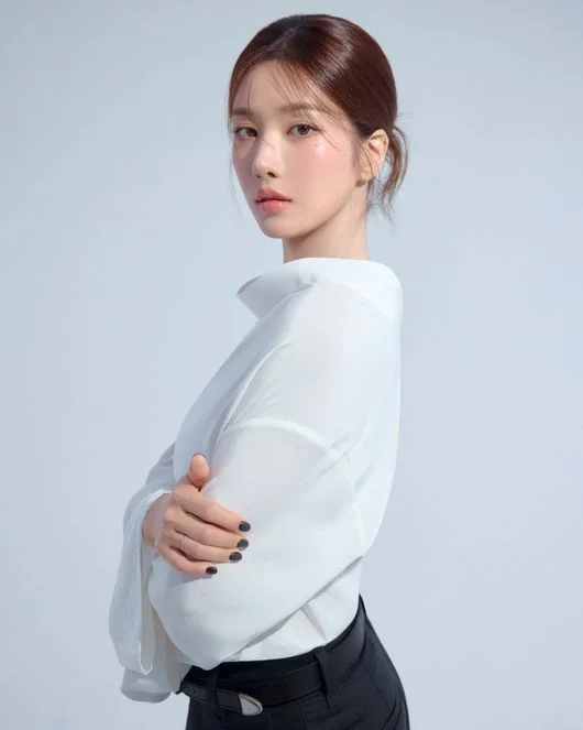 Kwon Eunbi: You're Bigly Mistaken If You Thought She Was Only Sexy… Three Different Moods in Her New Profile Photos 202607020911770199 6a45ade799ba3