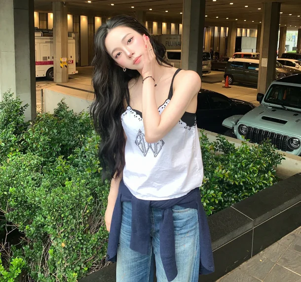 aespa's Karina Flaunts Flawless Porcelain Skin in 'Goddess Descends' Visuals 7989437 high