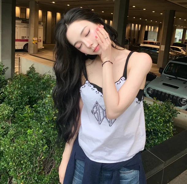aespa's Karina Flaunts Flawless Porcelain Skin in 'Goddess Descends' Visuals 7989436 high