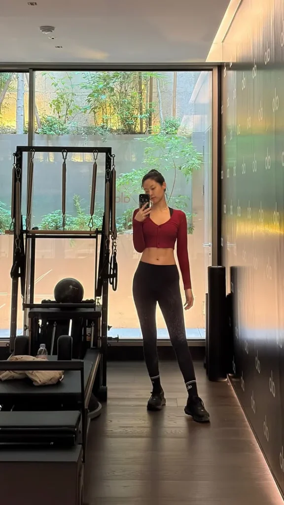 Seolhyun Turns Heads in a Bra Top and Leggings, Flaunting "Six-Line Abs" and a Tiny Waist 2026070201000172700007951