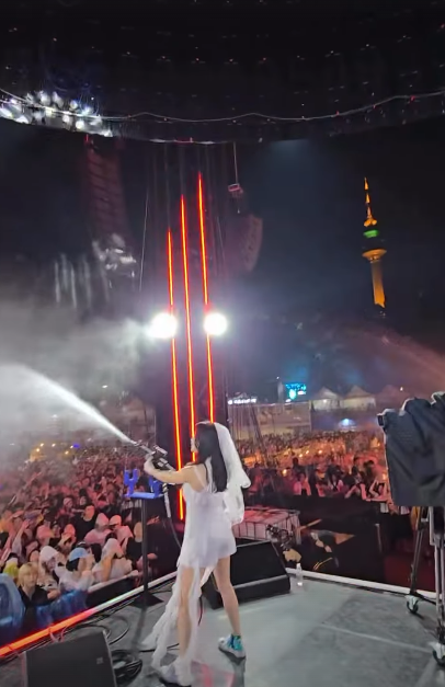 Former T-ara Member Ryu Hwa-young Surprises Fiancé with On-Stage Proposal at Daegu Chimac Festival hwayoung proposal to fiance 3