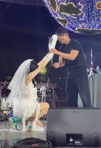 Former T-ara Member Ryu Hwa-young Surprises Fiancé with On-Stage Proposal at Daegu Chimac Festival hwayoung proposal to fiance 4