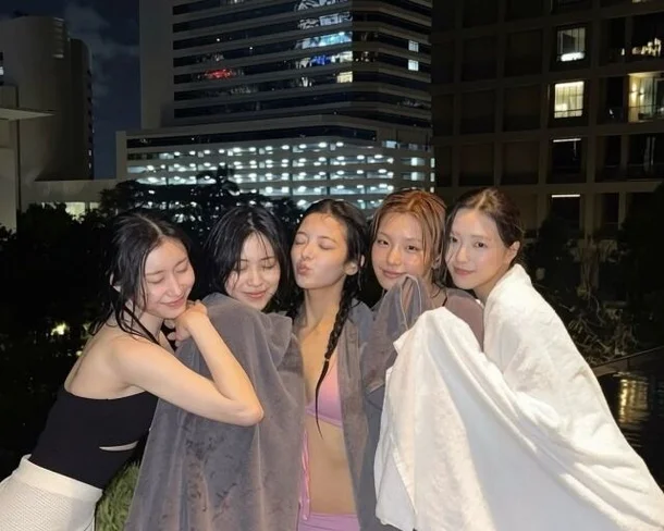 ITZY’s Yuna Flaunts 'Perfect Hips' in Swimsuit, Captivating Fans with Her Flawless Physique 2026070423532090733 l