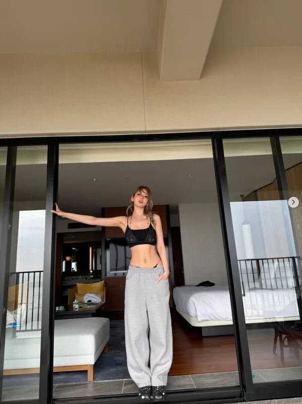 “This Is What an Idol Is”: Jeon Somi Amazes Fans with Sculpted Abs and Flawless Summer Physique Jeon Somi Amazes Fans with Sculpted Abs and Flawless Summer Physique 1