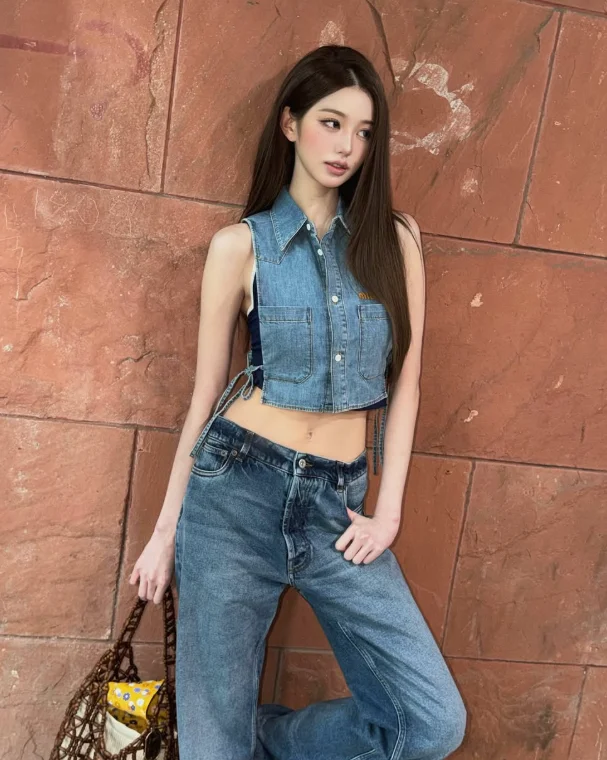 IVE’s Wonyoung Flaunts Tiny Waist in Crop Top: "Are These Proportions Real?" IVEs Jang Wonyoung Flaunts Tiny Waist in Crop Top 2