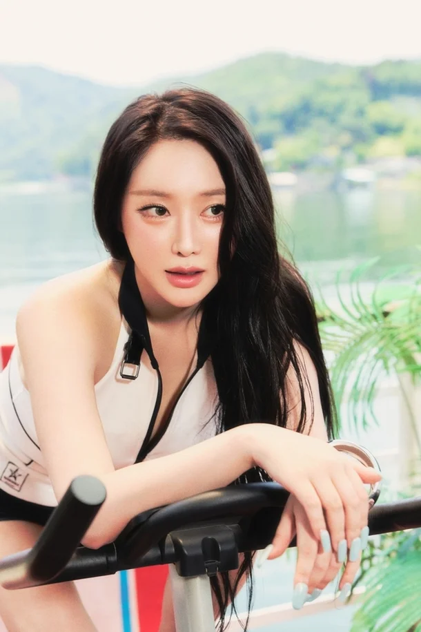 BB GIRLS’ Minyoung Radiates Confident, Healthy Beauty in 'BODY WAVE' Teasers BBGIRLS Minyoung teaser 3