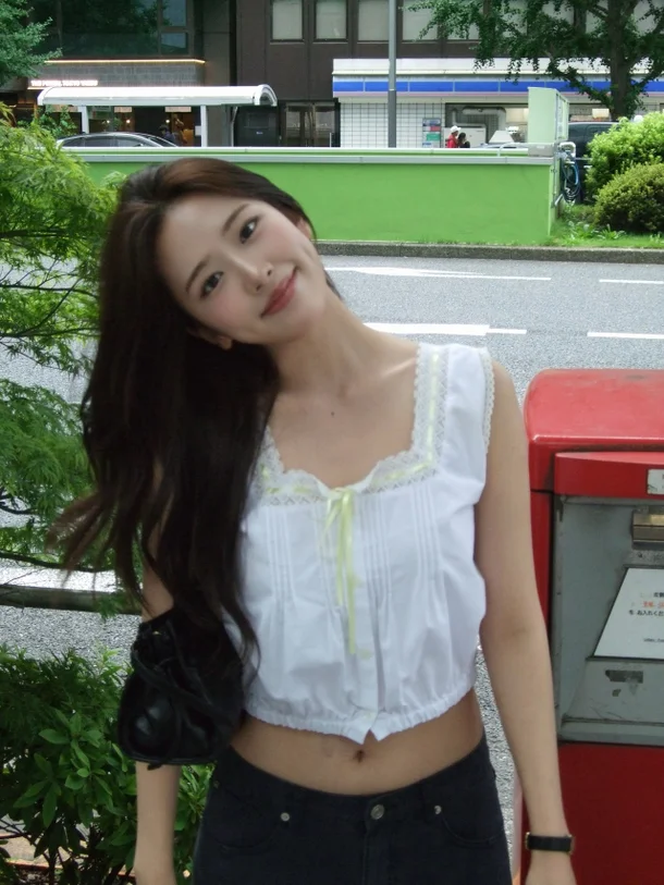 IVE's An Yujin Chases the Legendary 'Seolhyun Standing Goddess' Vibe in Latest Instagram IVEs An Yujin Named the New Generation Standing Goddess 3