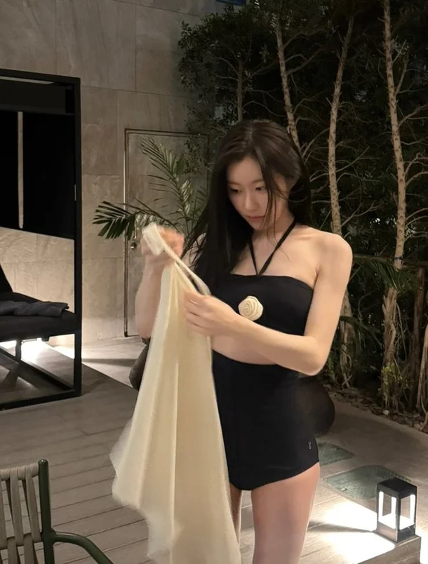 ITZY’s Chaeryeong Stuns in Elegant Swimsuit Photos, Revealing Toned Back Muscles ITZY Chaeryeong swimsuit 2
