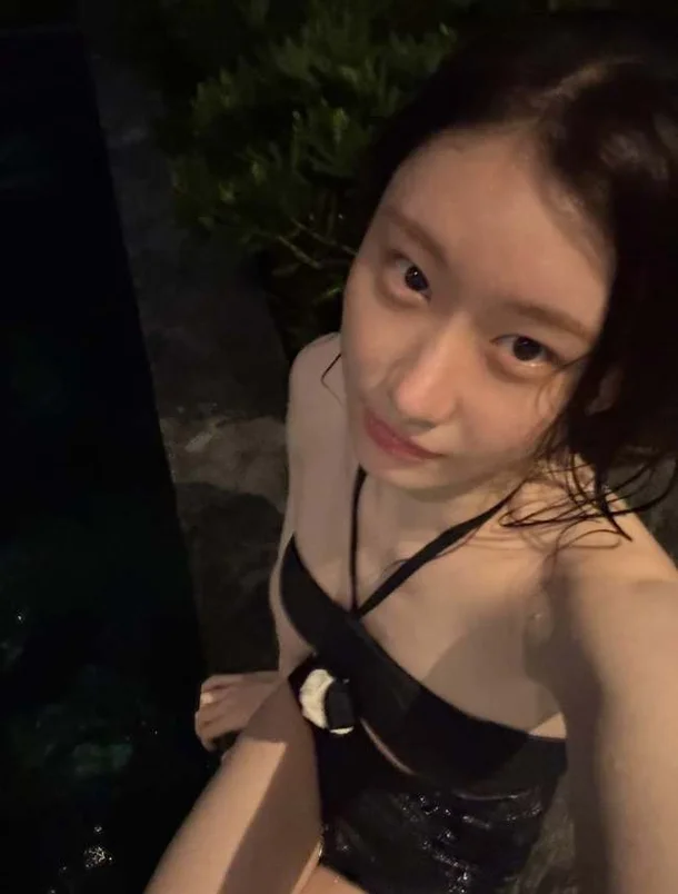 ITZY’s Chaeryeong Stuns in Elegant Swimsuit Photos, Revealing Toned Back Muscles ITZY Chaeryeong swimsuit 3