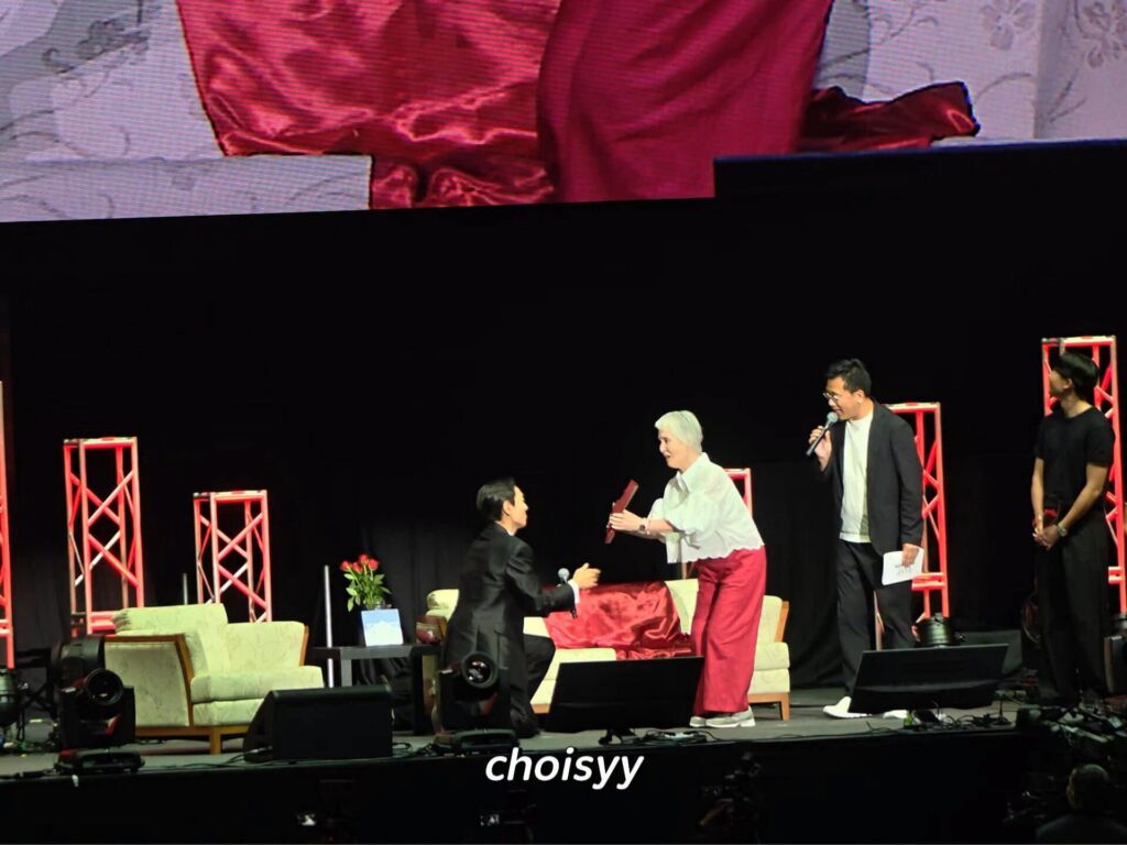 T.O.P Surprised by 82-Year-Old Fan at Japan Fan Meeting, Shares Heartwarming Hug on Stage T.O.P Surprised by 82 Year Old Fan at Japan Fan Meeting Shares Heartwarming Hug on Stage 1