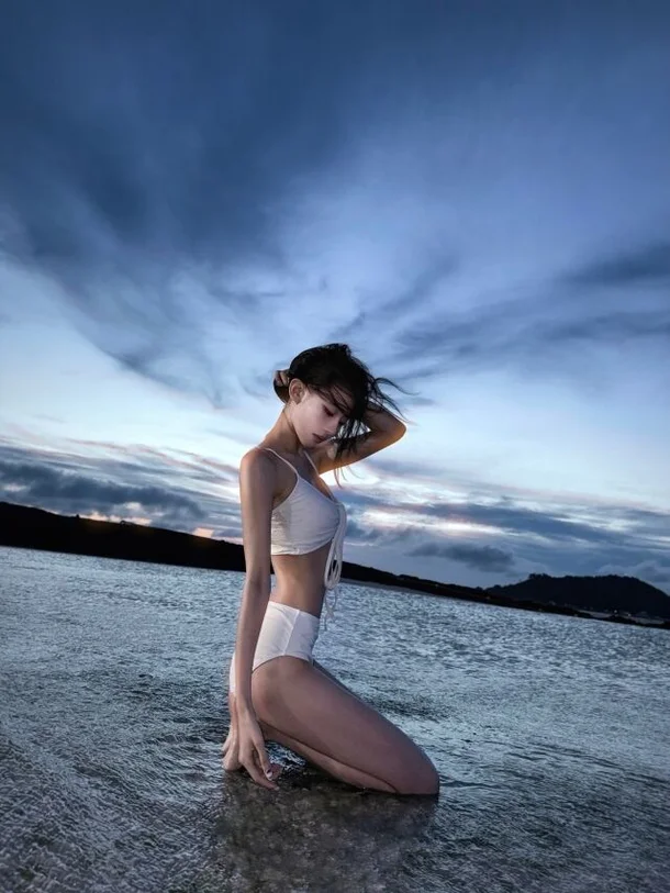 Billlie’s Sheon Shows Off Unreal Bikini Figure—And the Photos Were Taken by Her Mom! Billlie Sheon bikini 1