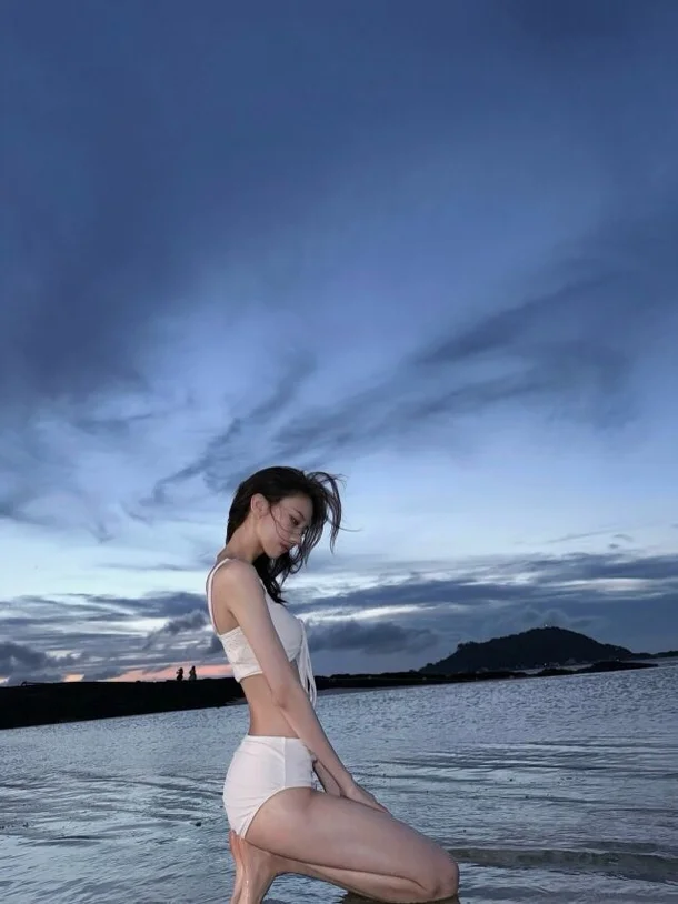 Billlie’s Sheon Shows Off Unreal Bikini Figure—And the Photos Were Taken by Her Mom! Billlie Sheon bikini 3