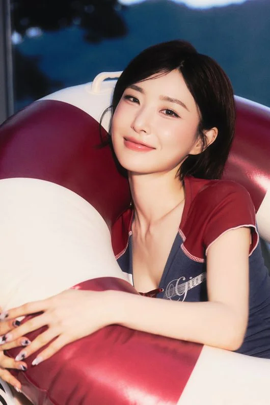 'The Return of the Short-Haired Queen' BBGIRLS' Yuna Stuns in Rash Guard and Beachwear, Exuding 'Innocent + Sporty' Vibes BBGIRLS Yuna BODY WAVE 3