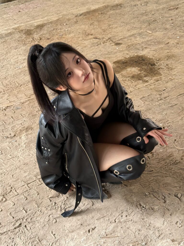 QWER's Hina Stuns Fans with Bold and Captivating New Visuals QWERs Hina Stuns Fans with Bold and Captivating New Visuals 2