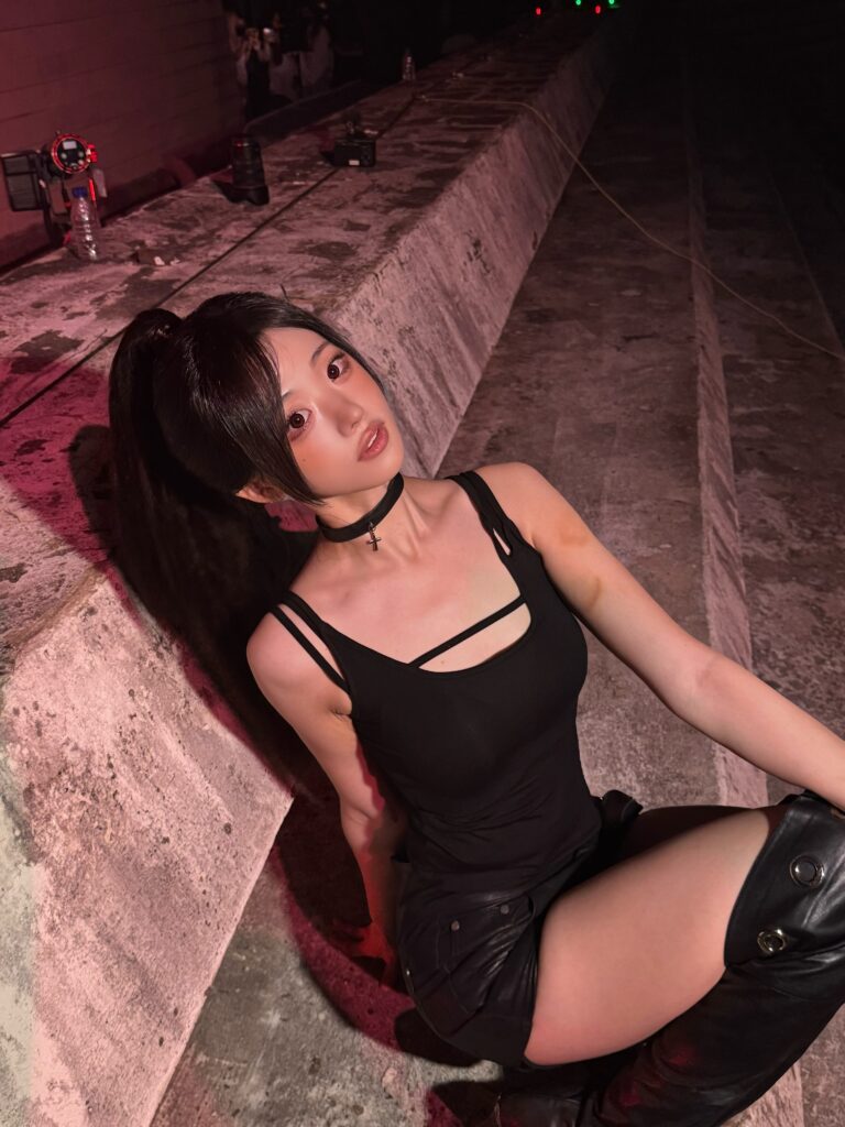 QWER's Hina Stuns Fans with Bold and Captivating New Visuals QWERs Hina Stuns Fans with Bold and Captivating New Visuals 3