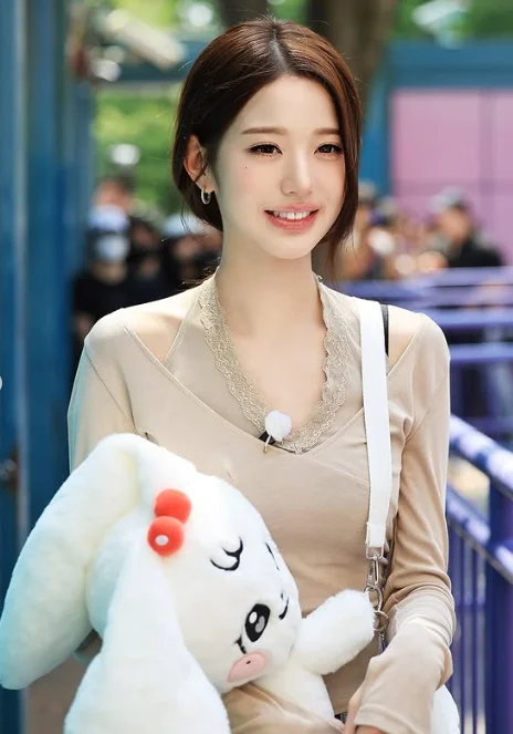 "Why Are They Treating Jang Wonyoung Like This?" Fans Slam 'Forced Controversy' Over Crossed Arms Jang Wonyoung controversy 2