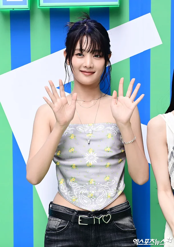 i-dle’s Minnie Stuns with Bold Scarf Fashion and Toned Physique on Her Way to 'Cultwo Show' i dle Minnie Cultwo Show 2