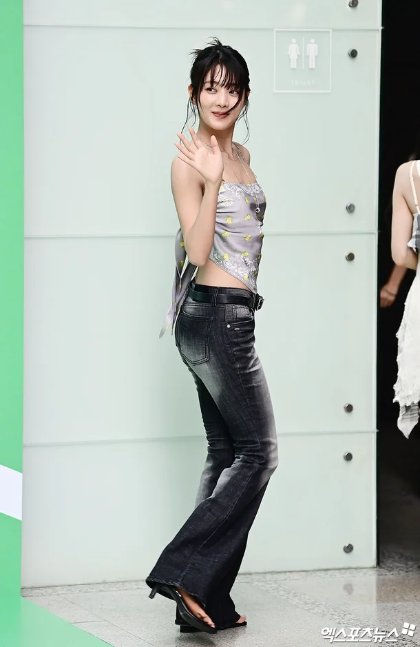 i-dle’s Minnie Stuns with Bold Scarf Fashion and Toned Physique on Her Way to 'Cultwo Show' i dle Minnie Cultwo Show 5