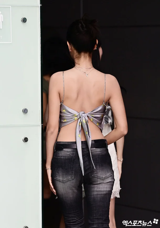 i-dle’s Minnie Stuns with Bold Scarf Fashion and Toned Physique on Her Way to 'Cultwo Show' i dle Minnie Cultwo Show 6