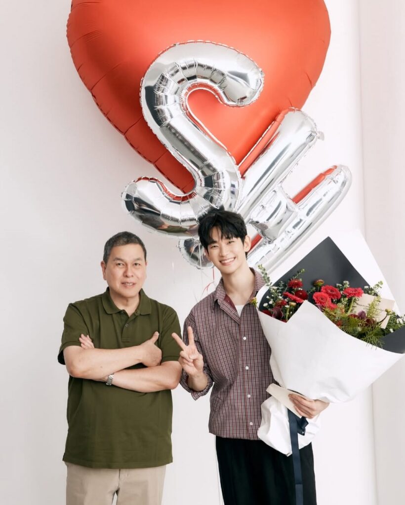 Kim Soo Hyun Makes a Comeback: Resuming Activities After a 17-Month Hiatus, Posting Updates on Instagram Kim Soo hyun smiling and holding a flower bouquet with Bench CEO Ben Chan at an advertisement shoot