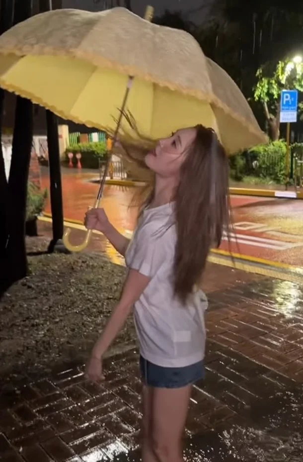 "Is Sunmi Okay?" She Casts Aside Her Umbrella in a Downpour, Mesmerizing Fans with Her Slender Visuals sunmi forever july rain dance instagram 2