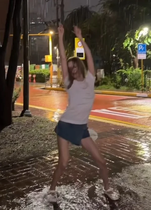"Is Sunmi Okay?" She Casts Aside Her Umbrella in a Downpour, Mesmerizing Fans with Her Slender Visuals sunmi forever july rain dance instagram 3