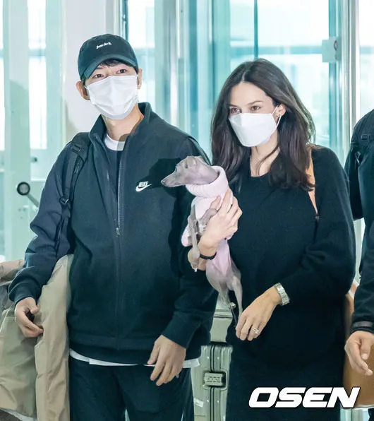 Song Joong Ki and Katy Louise Saunders’ Recent Appearance Puts Divorce Rumors to Rest Song Joong Ki Katy 2 16022023 2