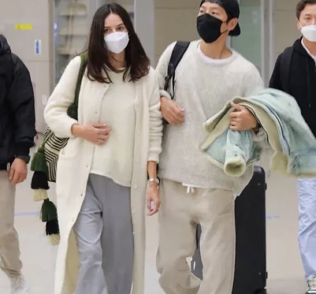 Song Joong Ki and Katy Louise Saunders’ Recent Appearance Puts Divorce Rumors to Rest song joong ki rumor girlfriend 2 2512226