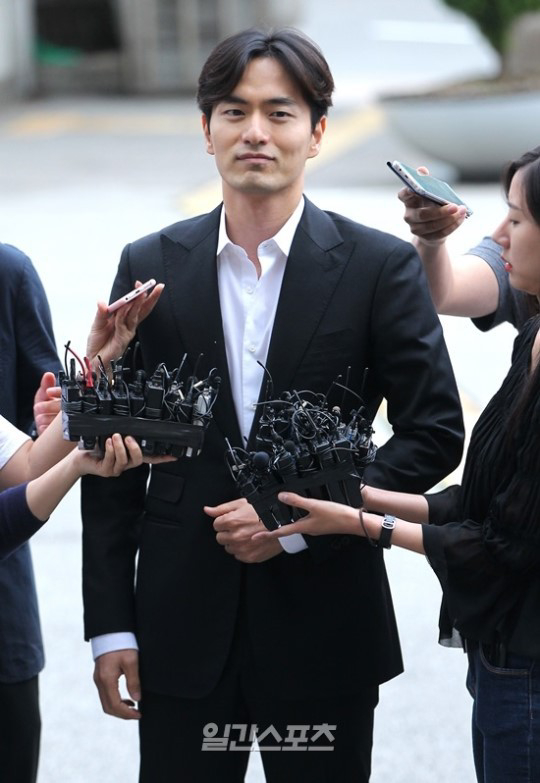 Someone please rescue Yoona (SNSD) from this man! Lee Jin Wook 17841639297