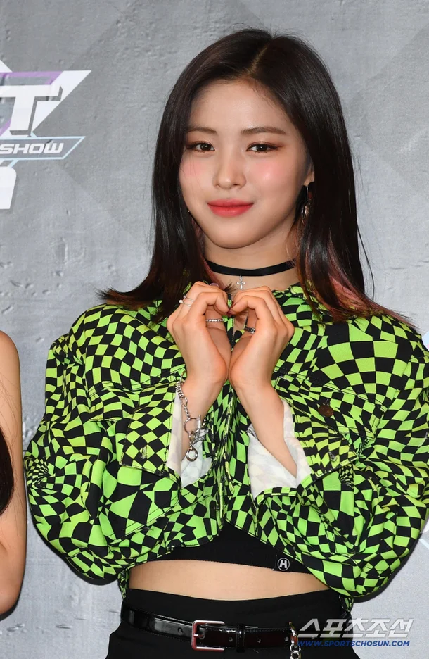 "The Jumpsuit Mishap": ITZY's Ryujin Clarifies Viral Stage Outfit Incident and Apologizes to Fans ITZY Ryujin performing live on stage during Tunnel Vision World Tour in Manila 3