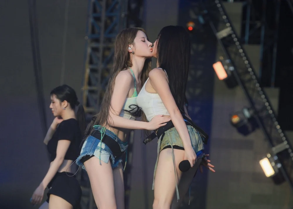 KISS OF LIFE Natty & Belle’s Stage Kiss at WATERBOMB Seoul 2026 Sparks Mixed Reactions 1784936914 img 8293
