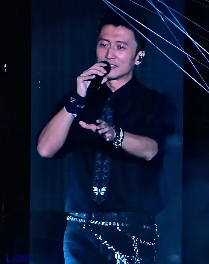 Asian Stars on July 26: Nicholas Tse Cries on Stage Nicholas Tse shed tears at his concert on July 25