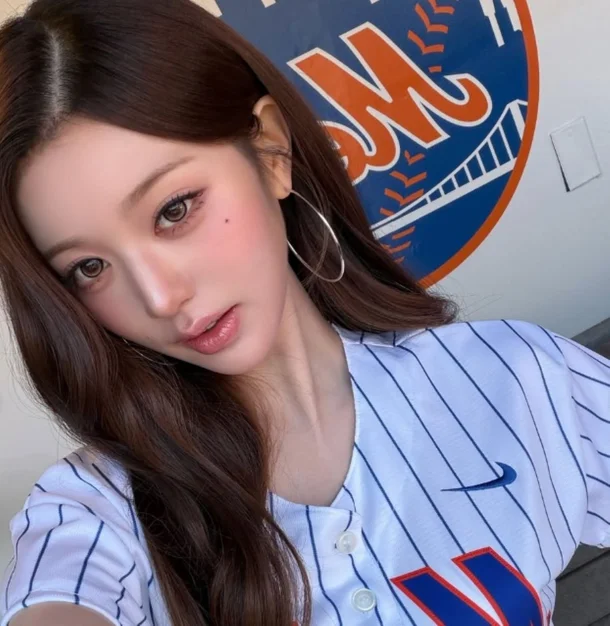 'Victory Fairy' Jang Wonyoung Takes America by Storm with Her Stunning Ceremonial Pitch Visuals... Slim Waist + Impeccable 8-Head Proportions jang wonyoung new york mets mlb first pitch 3