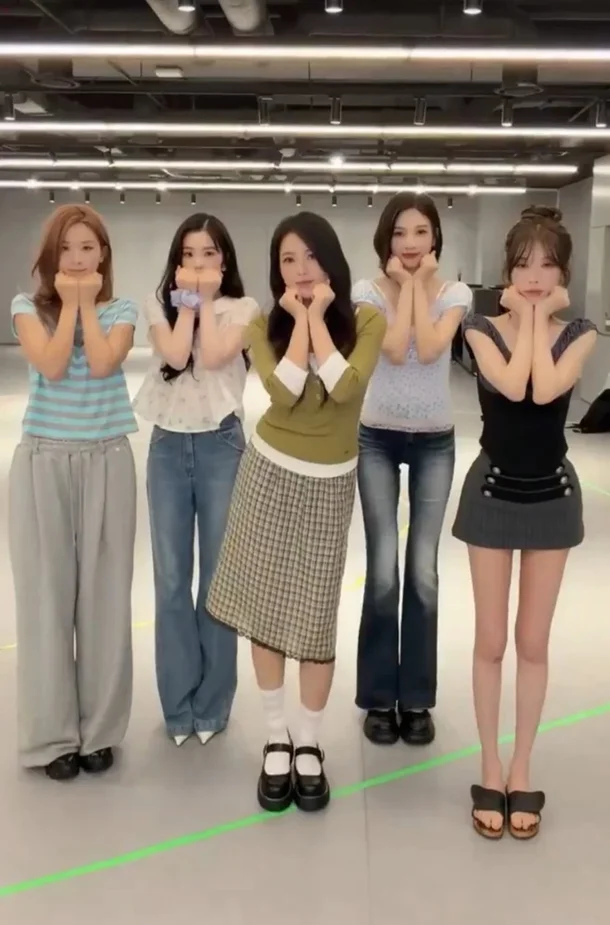 Red Velvet's Joy and Wendy Spark Concern with Their Unusually Gaunt Appearances red velvet joy wendy weight loss concern velvet summer 1