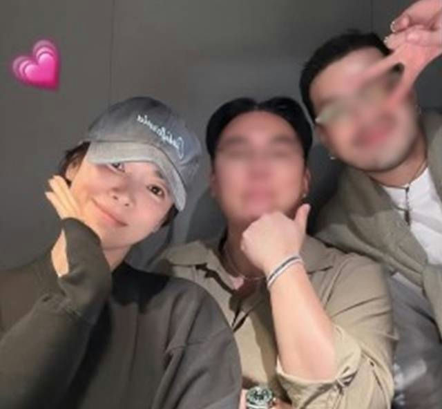 Song Hye Kyo Charms Fans with Casual Selfie Alongside Male Friends song hye kyo casual selfie male friends 1