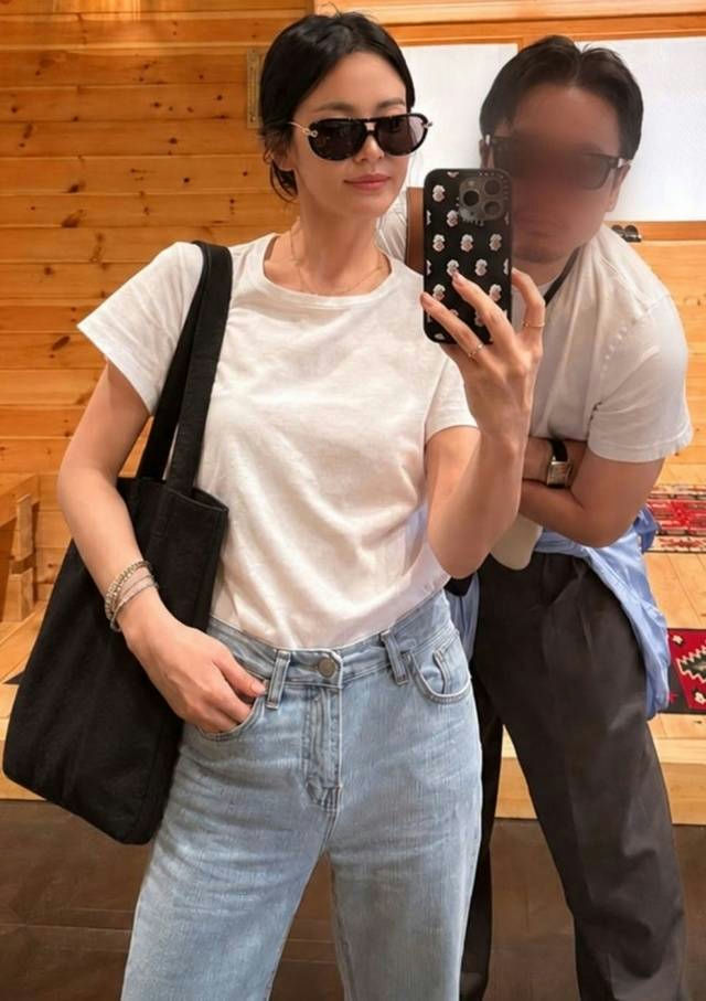 Song Hye Kyo Charms Fans with Casual Selfie Alongside Male Friends song hye kyo casual selfie male friends 2